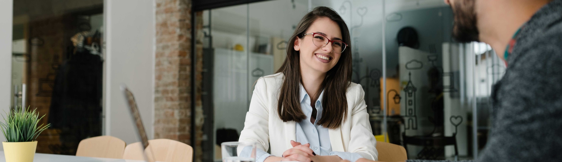 Job candidate kindly speaking with company recruiter